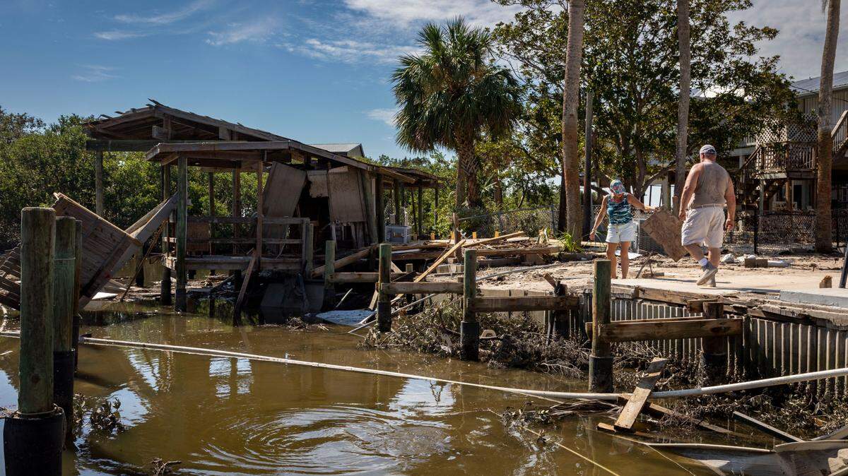 Jeff y Laurie Schleede han estado limpiando su propiedad en Cedar Key a causa de los destrozos causados por el huracán Helene.