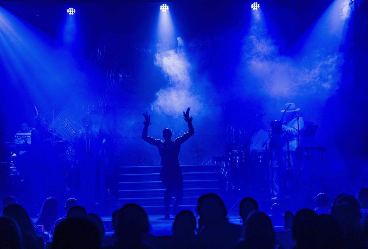 A dancer performs the opening act of the “Muerto de Risa – El Último Show de Álvarez Guedes”