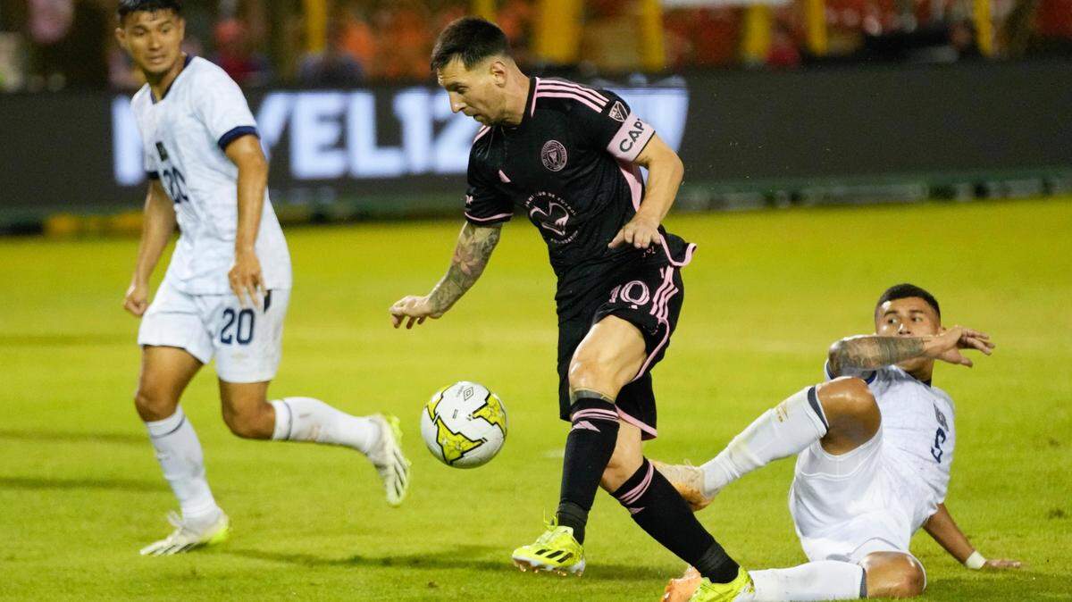 Inter Miami’s Lionel Messi dribbles the ball chased by El Salvador’s Jorge Cruz as his teammate Rudy Clavel falls on the pitch, during a friendly soccer match at the Cuscatlan stadium in San Salvador, El Salvador, Friday, Jan. 19, 2024. (AP Photo/Moises Castillo)