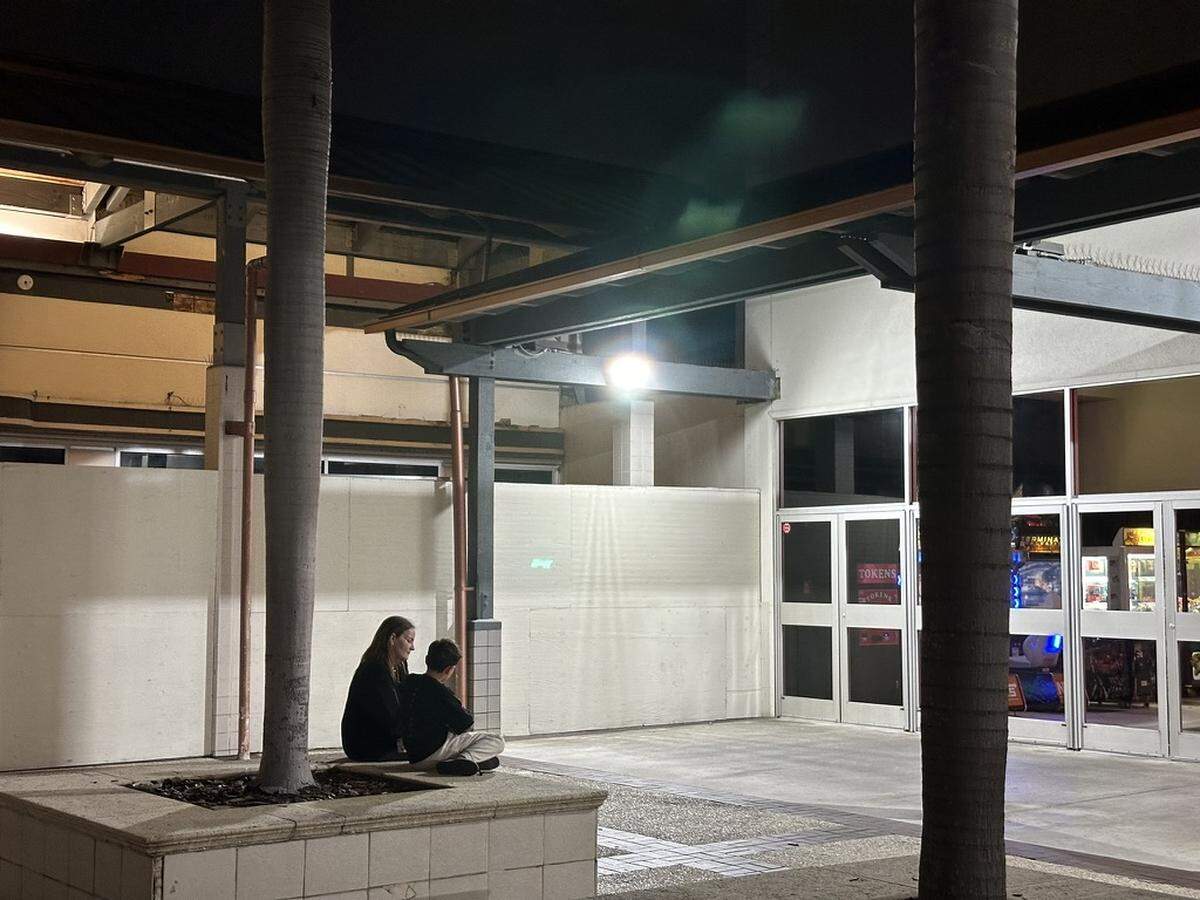 Johnny Rockets sirvió en su día hamburguesas, batidos y música de antaño en rocolas detrás de la tienda tapiada anexa a los cines Regal Cinemas del centro comercial The Falls. Un sábado por la noche del 25 de noviembre de 2023, la escena era mucho más tranquila.