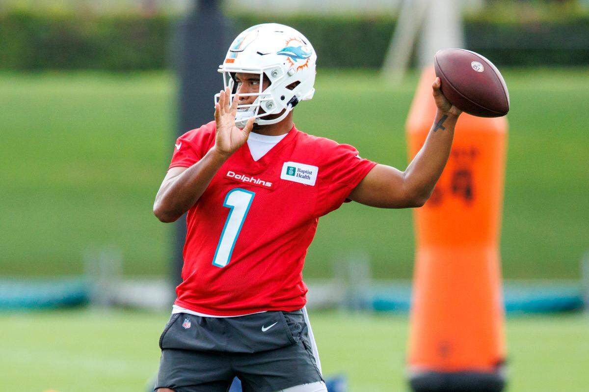 El quarterback los Dolphins, Tua Tagovailoa se prepara para pasar durante la primera práctica del campo de entrenamiento en el Baptist Health Training Complex, el miércoles 27 de julio de 2022 en Miami Gardens, Florida.