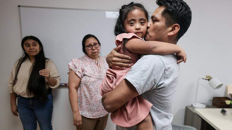 Pasó siete meses detenido por ICE en Florida. Ahora es residente permanente