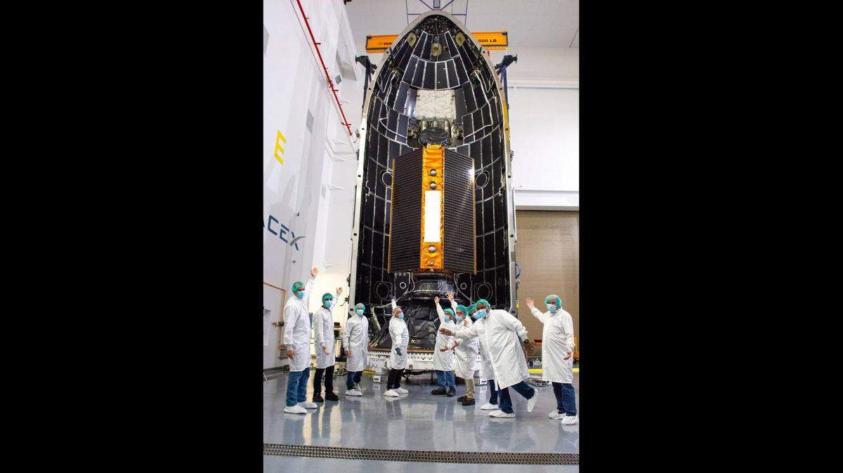 Inside SpaceX’s Payload Processing Facility at Vandenberg Air Force Base in California, the U.S.-European&nbsp;Sentinel-6 Michael Freilich&nbsp;ocean-monitoring satellite is being encapsulated in its payload fairing on Nov. 3.