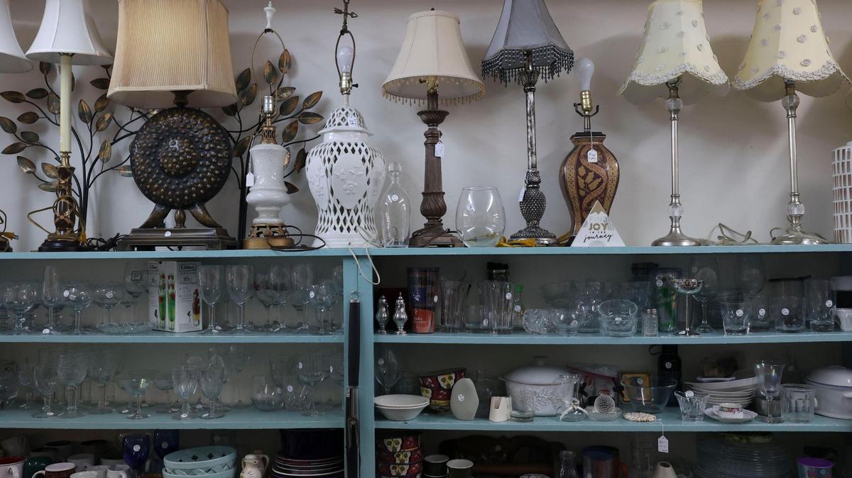 Artículos para el hogar en la tienda de segunda mano This N That el 25 de agosto de 2022,en Coconut Grove. El beneficio neto de la tienda, después de pagar los costos y los empleados, se destina a la caridad o a la Plymouth Congregational Church. Muchos de estos artículos se venden por unos cuantos dólares.