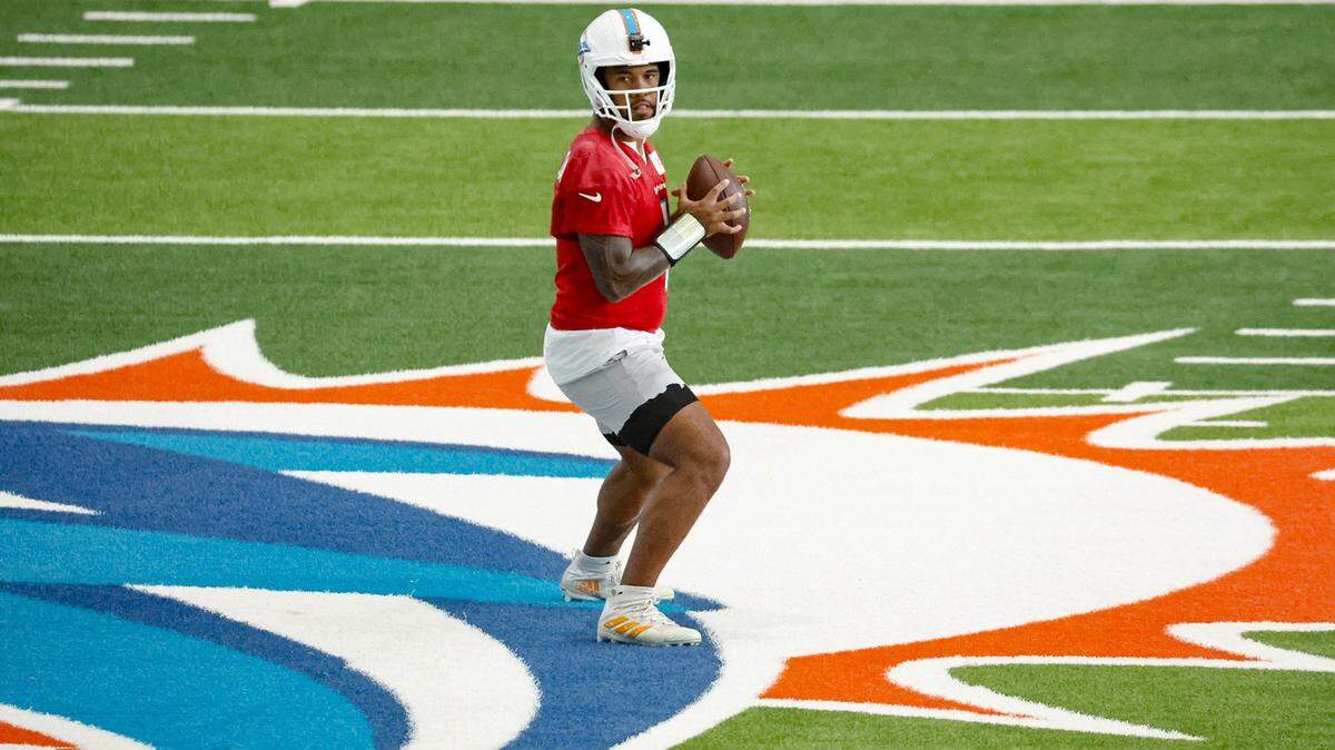 El quarterback de los Dolphins Tua Tagovailoa se prepara para pasar durante la práctica en el Baptist Health Training Complex en Miami Gardens, el miércoles 11 de octubre de 2023.
