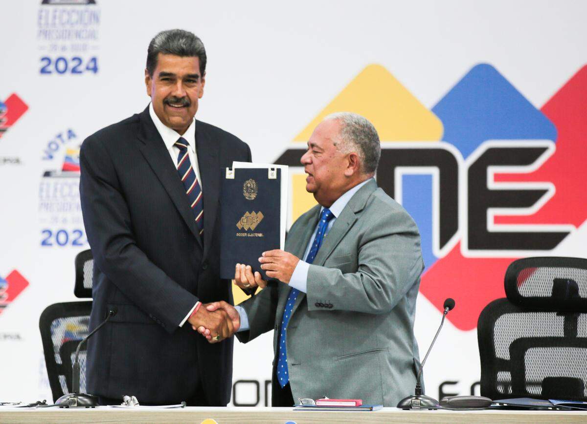 (240730) -- CARACAS, July 30, 2024 (Xinhua) -- Venezuelan President Nicolas Maduro (L) shakes hands with Elvis Amoroso, president of National Electoral Council, in Caracas, Venezuela, July 29, 2024. Venezuela’s National Electoral Council on Monday declared Nicolas Maduro the winner of Sunday’s presidential elections. (Presidency of Venezuela/Handout via Xinhua) (Photo by Xinhua/Sipa USA)