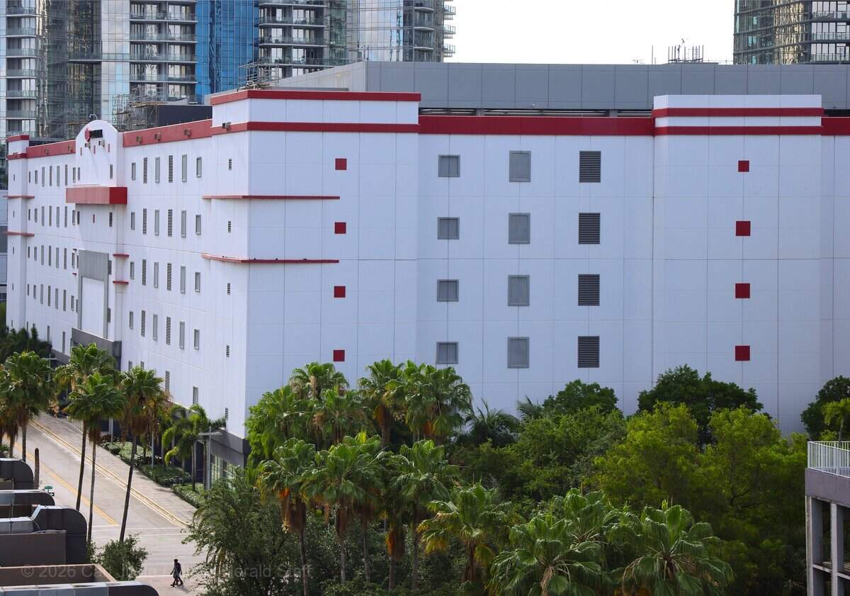 El Equinix Data Center, un importante hub de internet y telecomunicaciones en Miami antes conocido por su cúpula blanca, se ve con su exterior renovado tras las obras de 2023 y 2024 que incluyeron la retirada de la cúpula, el jueves 14 de mayo de 2026, en Miami, Fla.