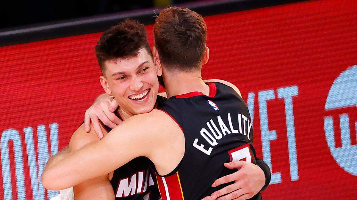 Los jugadores del Heat Tyler Herro (izq.) y Goran Dragic se abrazan tras la victoria sobre los Celtics en el Juego 4 de las finales de la Conferencia Este el 23 de septiembre de 2020.