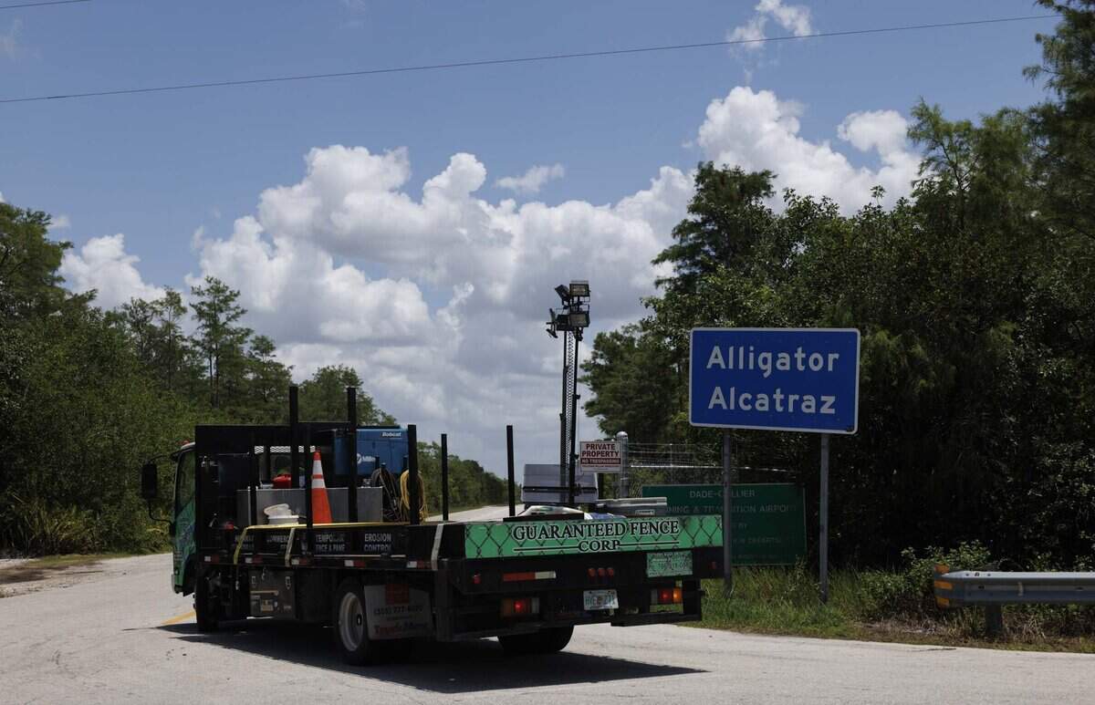 Un camión de trabajo entra a Alligator Alcatraz después de una conferencia de prensa con el gobernador Ron DeSantis sobre el cierre de Alligator Alcatraz el jueves 25 de junio de 2026, en Alligator Alcatraz, en Ochopee, Fl.