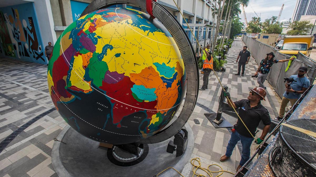 Juan Soler, propietario de VSC Metal Corporation, sostiene el aparejo durante la instalación el 13 de julio de 2022 del globo terráqueo de Pan Am en el downtown, a la vista del público en el Miami Worldcenter. La reliquia fue fabricada en 1934 y originalmente estaba en la antigua terminal de hidroaviones de Pan American World Airways en Coconut Grove.