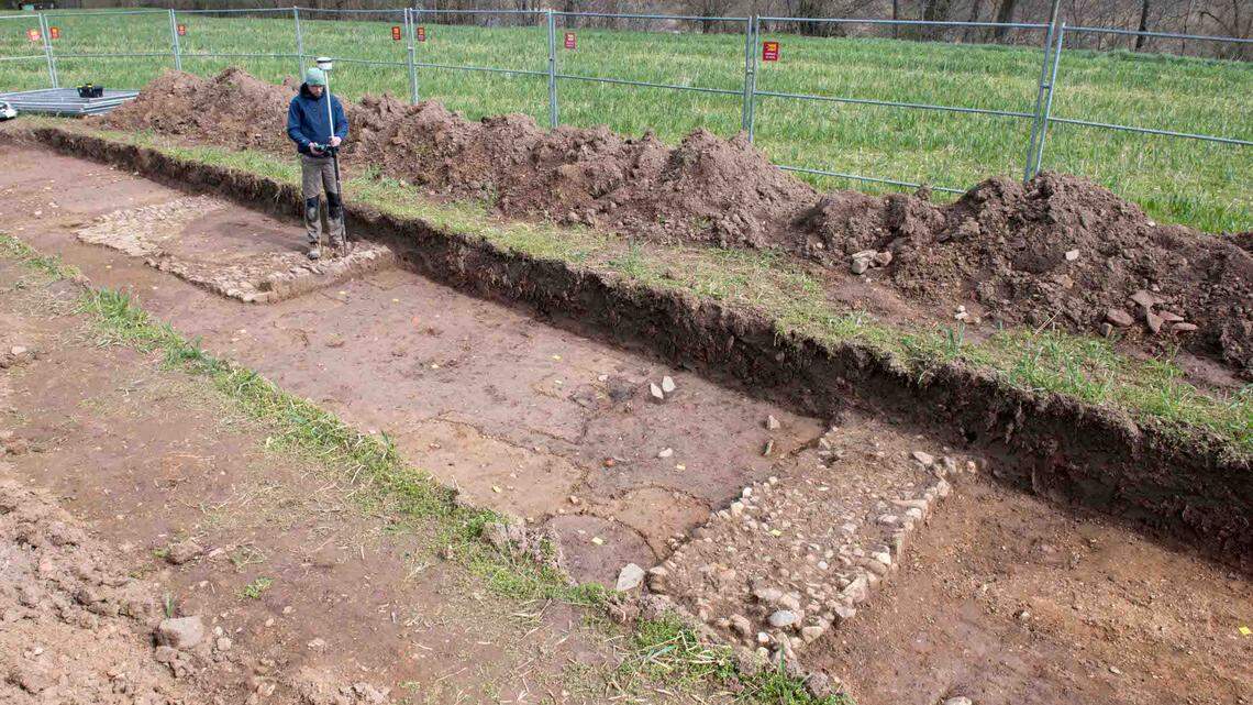 Archaeologists in Xanten found a 2,000-year-old bathhouse in a suburb near one of the Roman empire’s largest military camps, photos show.
