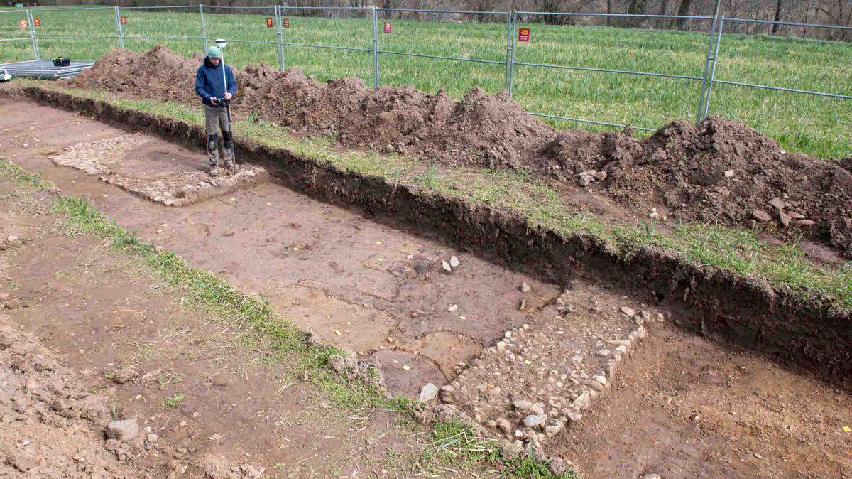 Archaeologists in Xanten found a 2,000-year-old bathhouse in a suburb near one of the Roman empire’s largest military camps, photos show.