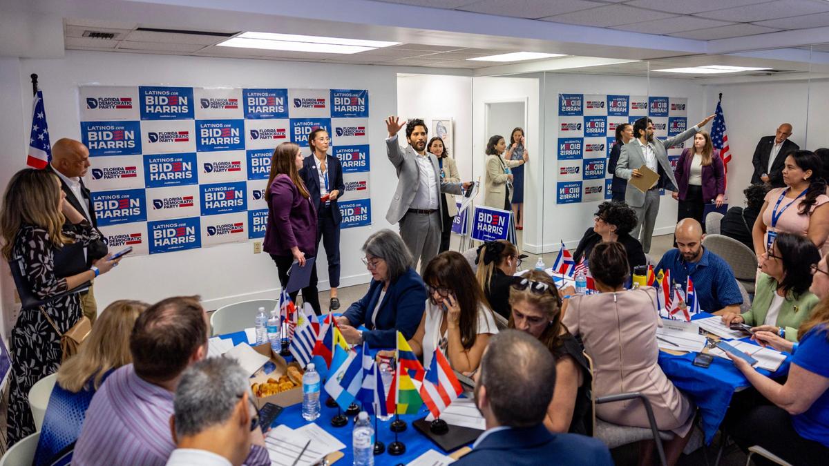 El presidente del Caucus Demócrata de Miami-Dade, Juan Cuba, en el centro, habla con voluntarios de la campaña Biden/Harris en la inauguración de la oficina del Caucus Demócrata Hispano de Miami-Dade en Coral Gables, Florida, el miércoles 27 de marzo de 2024. La visita también destacó el lanzamiento del programa de vinculación latina de la campaña en la Florida.