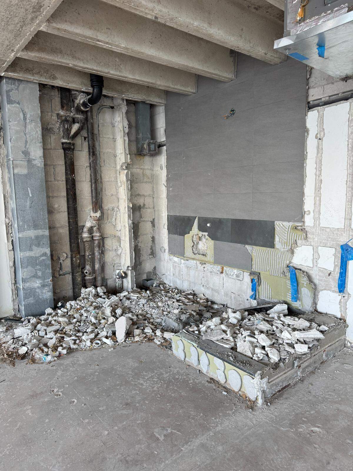 The condition of the primary bathroom in Robert Murphy’s Biscayne 21 condo on Nov. 20, 2025.