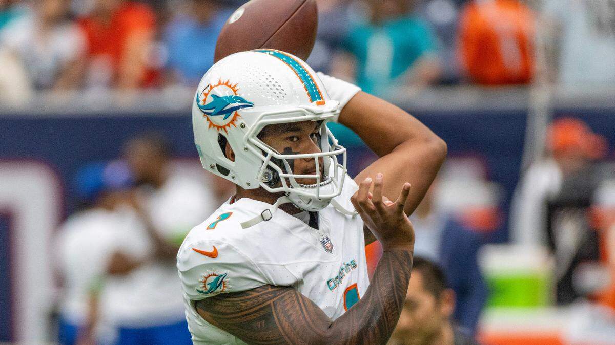 El QB de los Miami Dolphins, Tua Tagovailoa (1), calienta antes de jugar contra los Houston Texans en el NRG Stadium, el 19 de agosto de 2023; Houston, Texas.