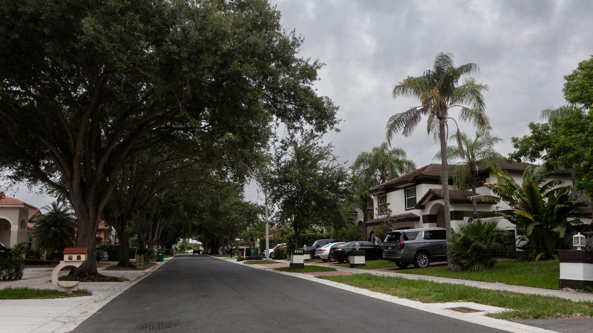 Vista de 153rd Terrace en Miami Lakes, Florida, el 11 de julio de 2024. Angélica Pacheco operaba una casa de desintoxicación en 8821 NW 153rd Terrace, la casa a la derecha de la foto. Muchos vecinos reportaron múltiples disturbios provenientes de la casa de desintoxicación de Pacheco. El establecimiento causó suficientes disturbios como para que el Concejo de la Ciudad promulgara una ordenanza para hacer frente a la concentración de hogares colectivos.
