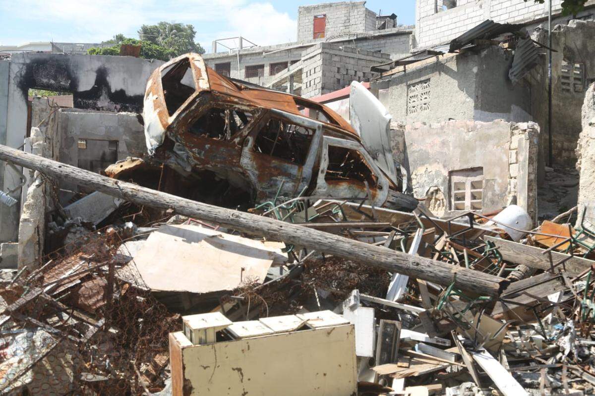 One of many buildings and private homes that have been destroyed in the center of Port-au-Prince by members of the Viv Ansanm gang coalition. On Wednesday, August 27, 2025, Jimmy “Barbecue” Chérizier announced in a video posted on social media that displaced residents of Delmas 30, Solino, Christ Roi and Nazon can return home.