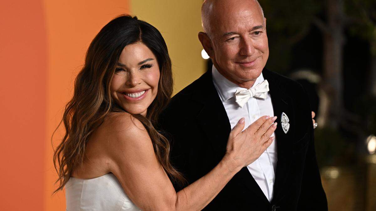 3/3/2025 - Lauren Sanchez and Jeff Bezos arriving at the Vanity Fair Oscar Party, Wallis Annenberg Center for the Performing Arts. Credit: Doug Peters/EMPICS (Photo by Doug Peters/PA Images/Alamy Images/Sipa USA) *** US Rights Only ***