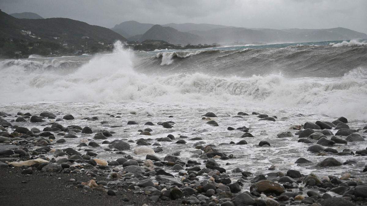 Waves crash onto the beach in Kingston on October 27, 2025. Hurricane Melissa threatened Jamaica with potentially deadly rains after rapidly intensifying into a top-level Category 5 storm, as residents scrambled for shelter from what could be the island's most violent weather on record. Melissa has already been blamed for at least four deaths in Haiti and the Dominican Republic, and was set to unleash torrential rains on parts of Jamaica in a direct hit on the Caribbean island. (Photo by Ricardo Makyn / AFP) (Photo by RICARDO MAKYN/AFP via Getty Images)