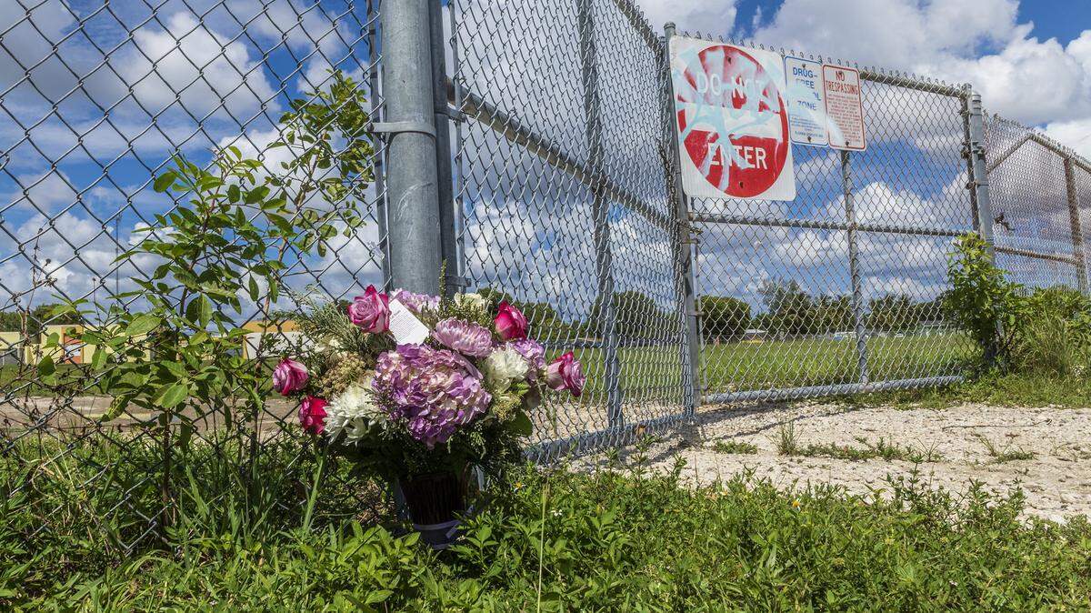 The family of Doreen Broadbelt placed flowers in the place where she was found after being killed in an apparent dog attack in her Miami Gardens neighborhood.