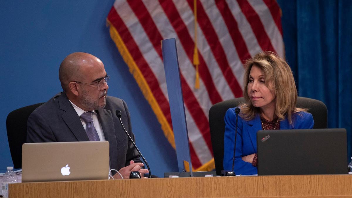 El superintendente escolar de Miami-Dade, José L. Dotres (izquierda) y Marta Pérez, miembro de la Junta, en la reunión del panel el 20 de julio de 2022 en Miami, Florida. 