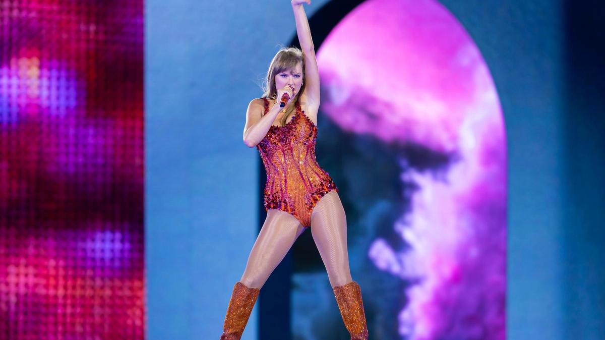 Taylor Swift se presenta en el escenario durante The Eras Tour en el Hard Rock Stadium el viernes 18 de octubre de 2024, en Miami Gardens, Florida.