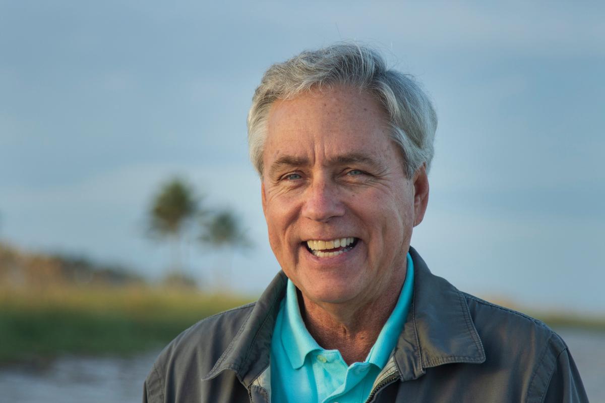 Carl Hiaasen on South Beach in early 2020.