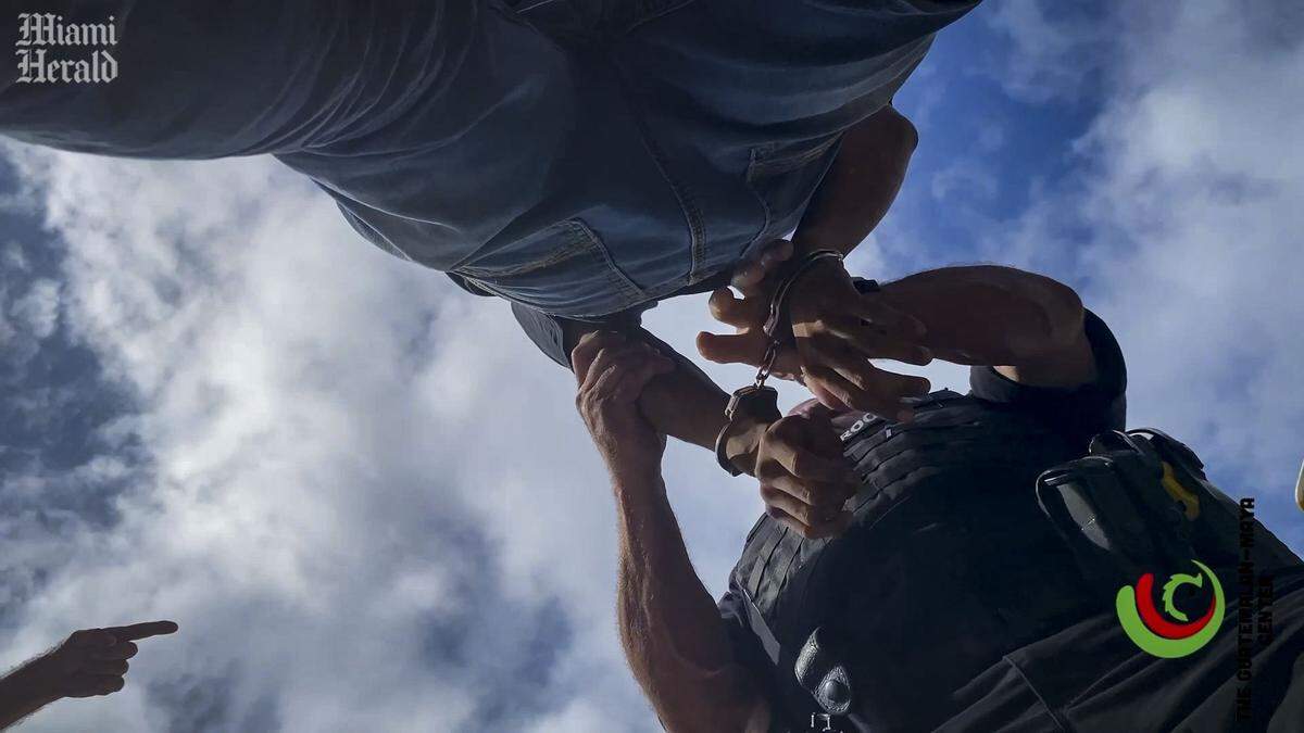 En esta captura de pantalla del vídeo, Kenny Laynez Ambrocio es detenido y esposado. Kenny Laynez Ambrocio, un ciudadano estadounidense de 18 años, grabó su detención por parte de la FHP y agentes de la Patrulla Fronteriza durante una parada de tráfico. Luego, fue acusado penalmente.