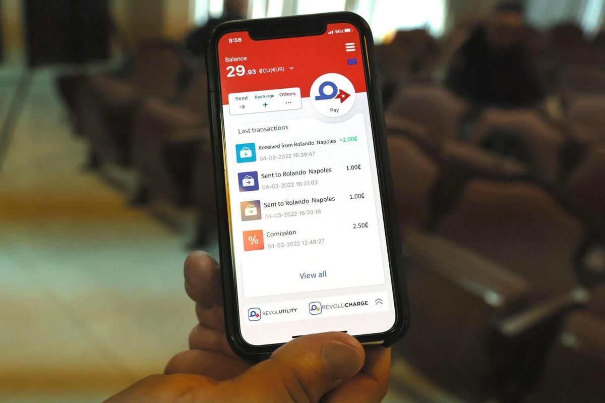 Los cubanoamericanos que deseen enviar dinero a sus familias tienen dos opciones: pueden usar RevoluSEND, un sistema de pago online o la aplicación RevoluPAY.