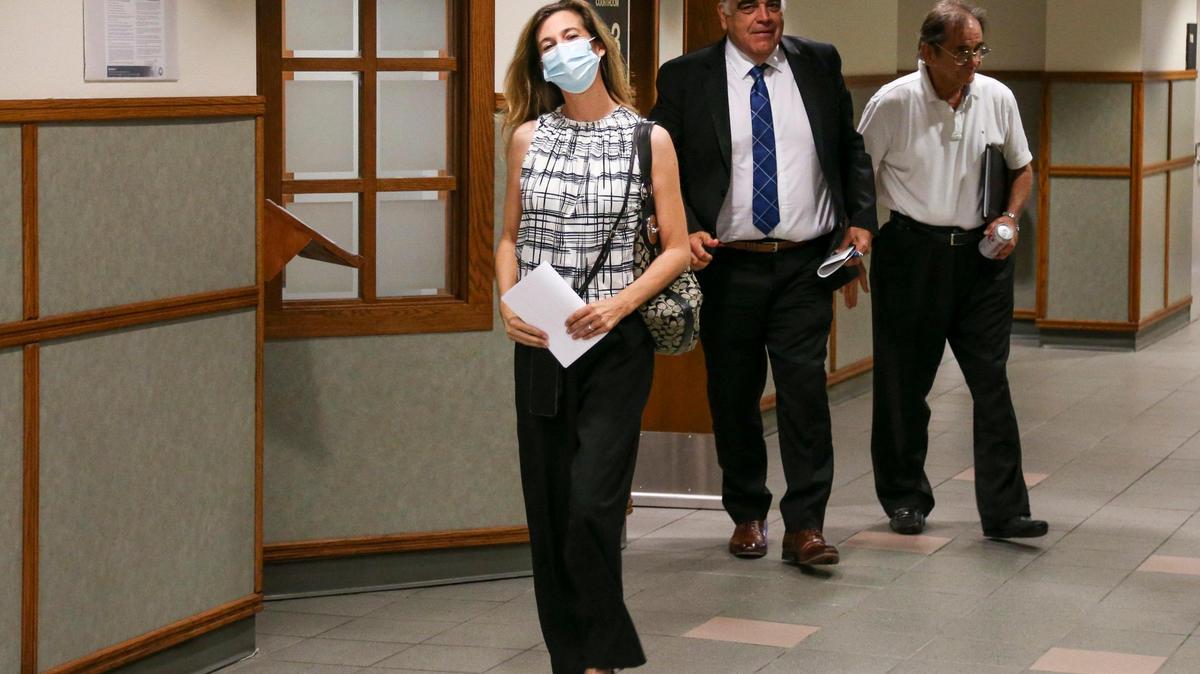 Kelly Regalado, la operadora de una escuela de karate de Homestead, sale del tribunal después de declararse culpable de estafar cientos de miles en subvenciones públicas durante una audiencia judicial presidida por la jueza Tanya Brinkley en Miami el 27 de mayo de 2022.