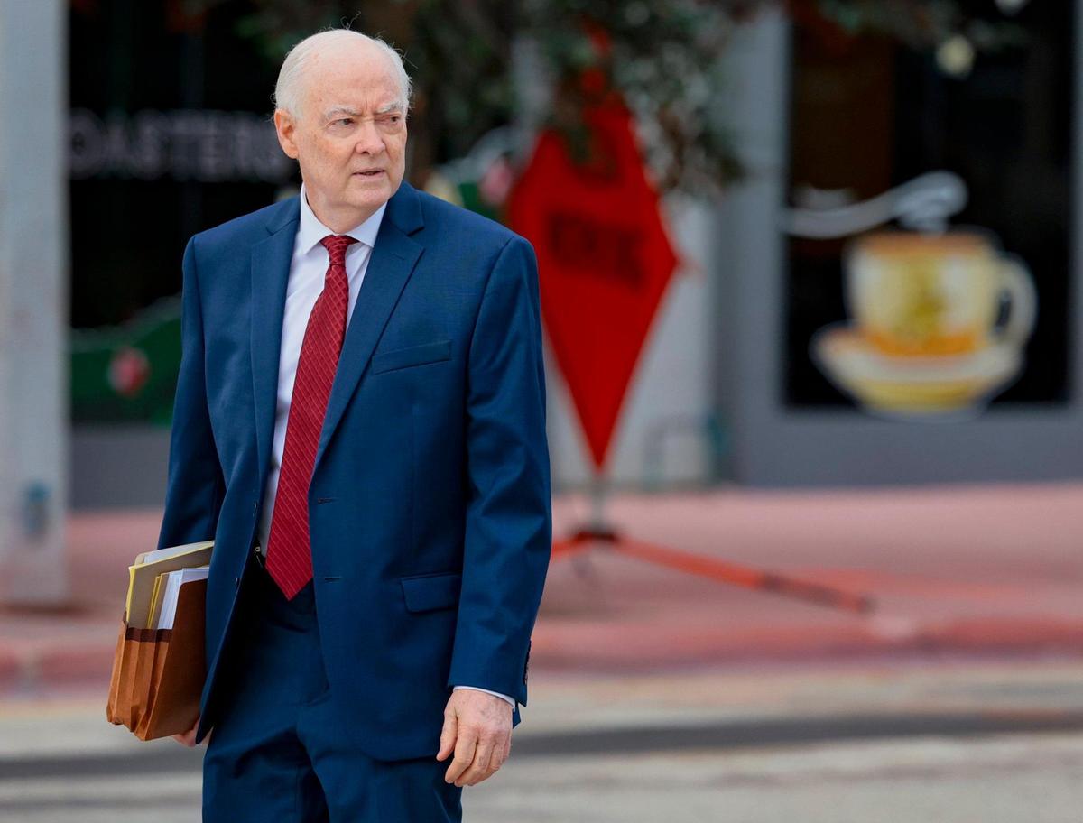 El abogado defensor Richard Klugh llega a la audiencia de fianza de Oren Alexander en el Tribunal de los Estados Unidos C. Clyde Atkins, 301 North Miami Avenue en Miami, Florida, el viernes 3 de enero de 2025.