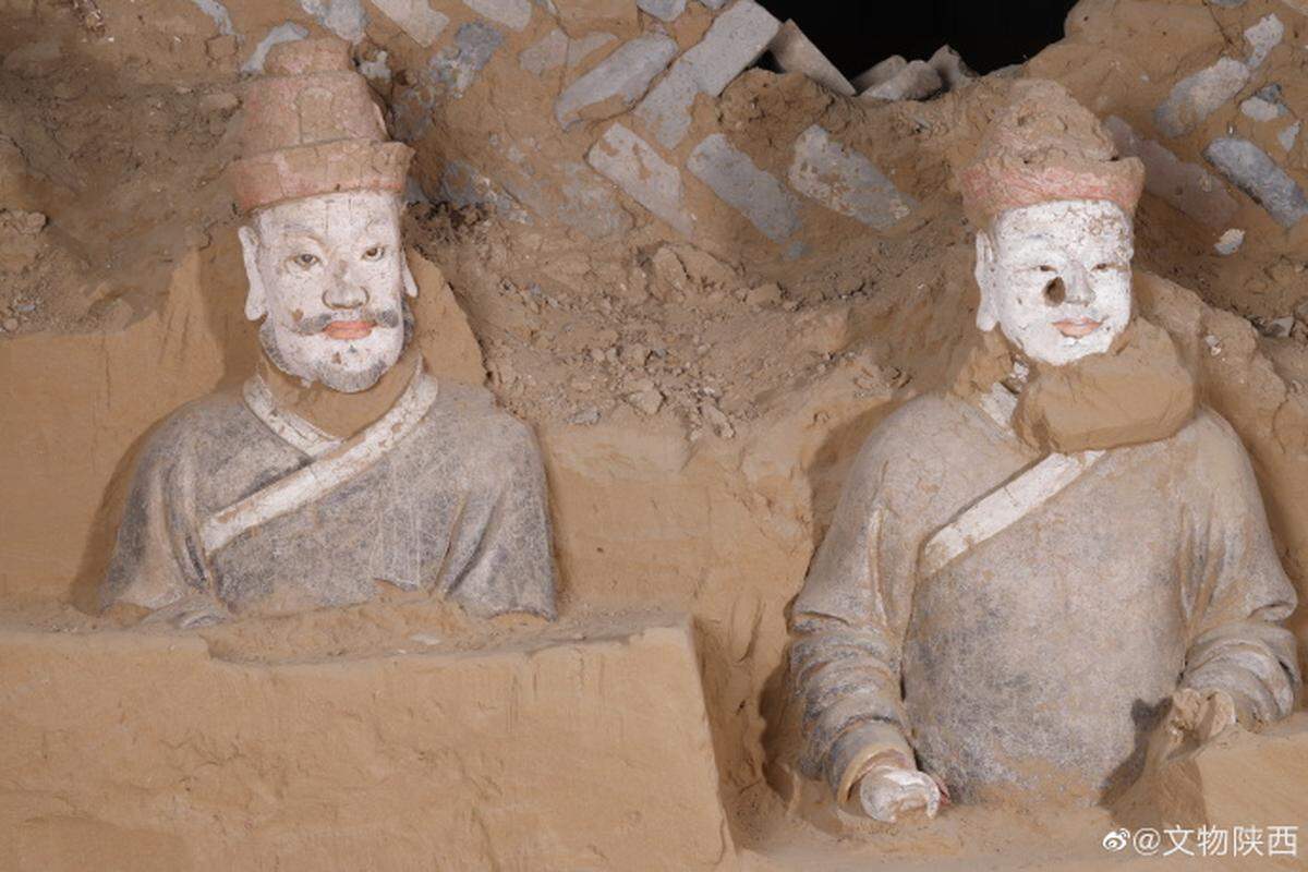 Two clay statues found at the fort’s palace.