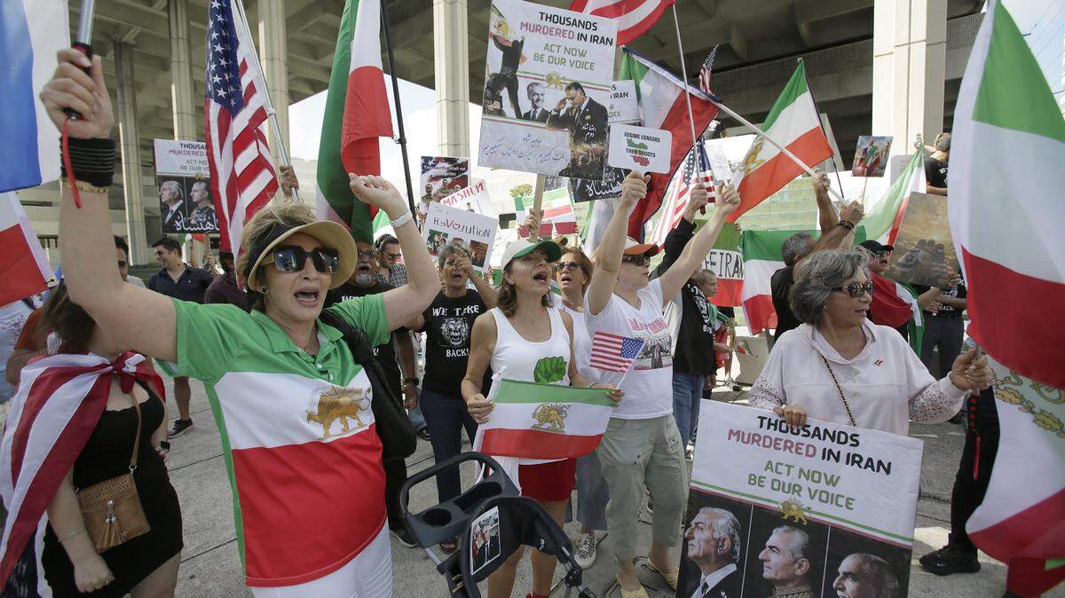 Iranian Americans demonstrate their support for U.S. and Israel actions in Iran and condemn the Iranian regime during the Rally for Liberation on Sunday, March 8, 2026 in Fort Lauderdale . Andrew Uloza / for Miami Herald