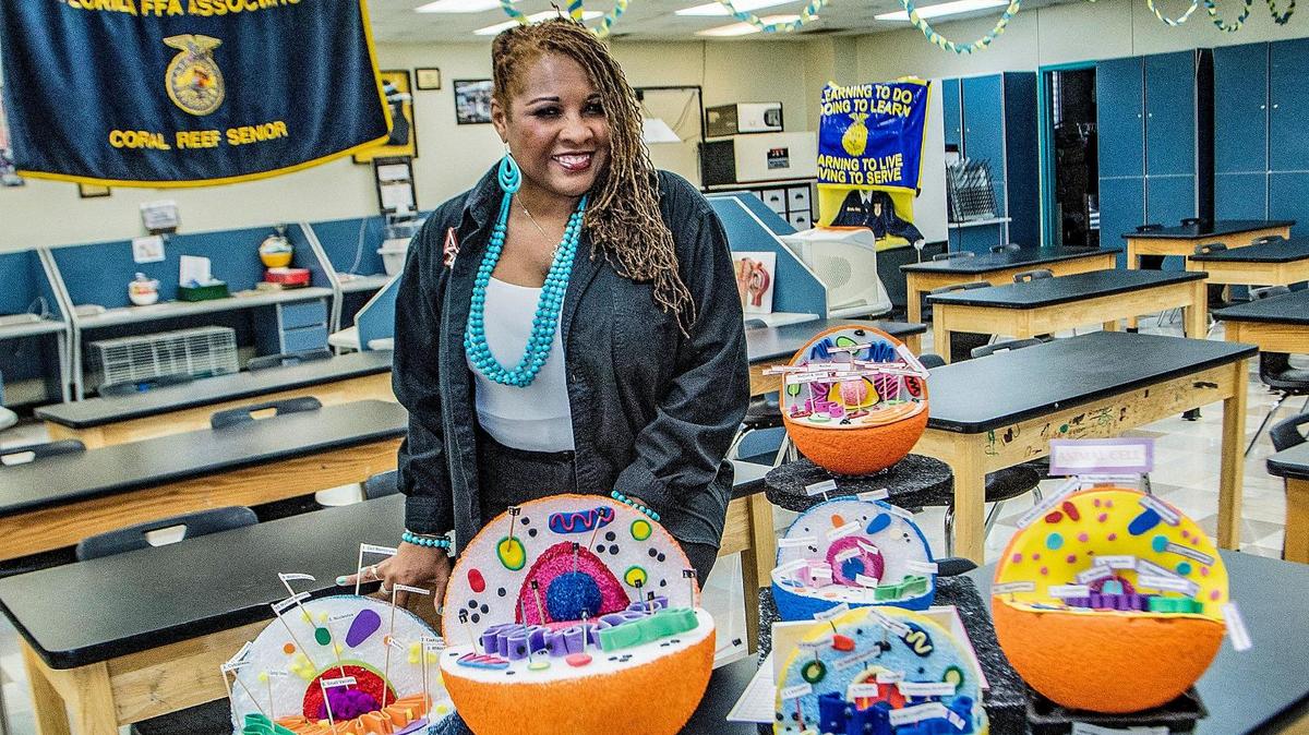 La maestra Nyree Washington en su aula de la escuela secundaria Coral Reef, mientras se prepara para el inicio del nuevo curso. Es profesora desde hace 25 años. A pesar del clima político, sigue siendo optimista sobre el futuro de su profesión.