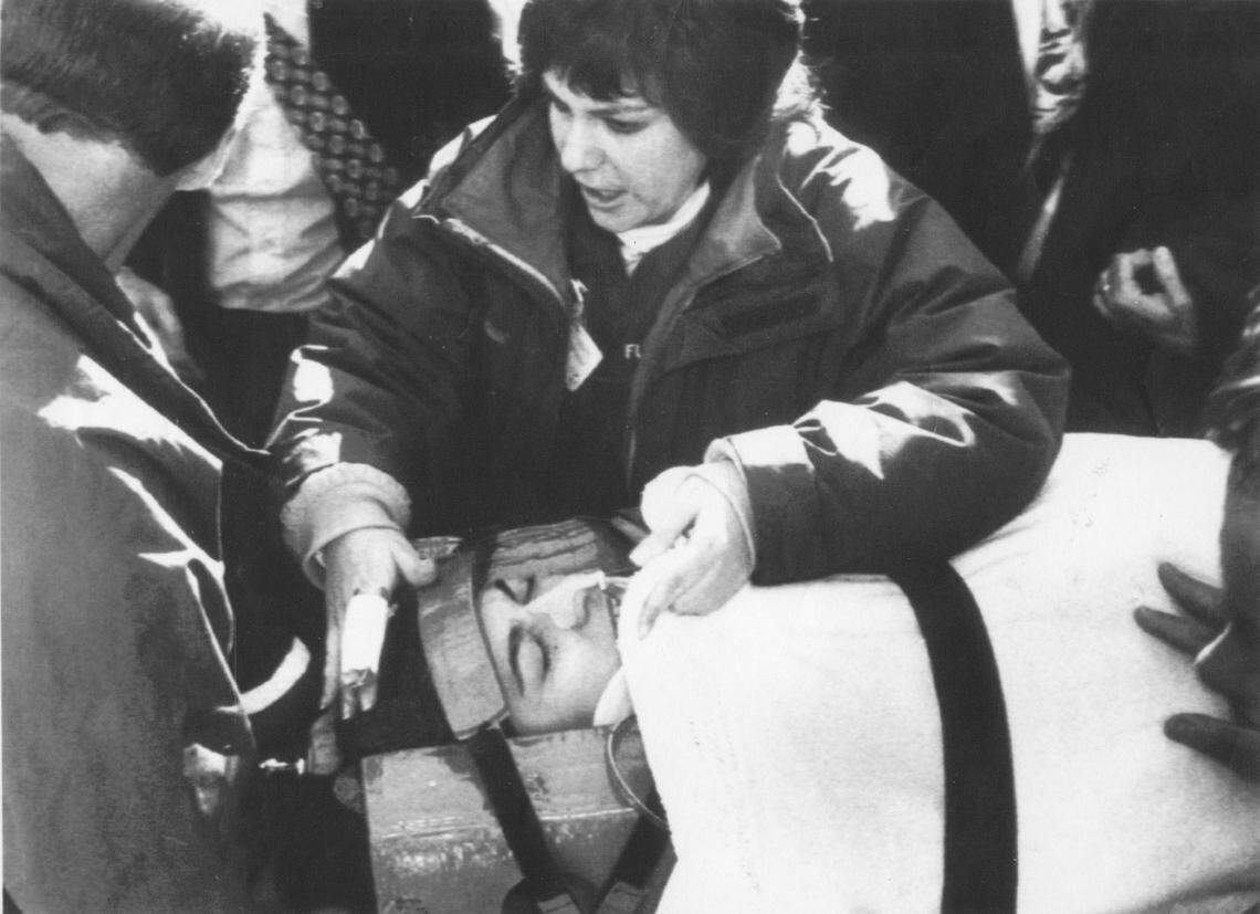 Gloria Estefan, lead singer of the Miami Sound Machine, is rushed from a helicopter Wednesday after arriving in New York for back surgery.