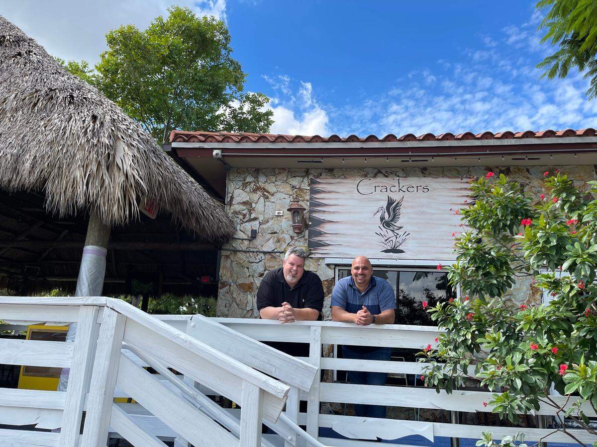 Sef González y Nedal Ahmad, a la derecha, se asociaron con Andrew González, de Nightowl Cookie, y Nizar Ahmad, galardonado con el premio Forbers 30 Under 30, para hacerse cargo de Crackers Casual Dining en Miami Springs.