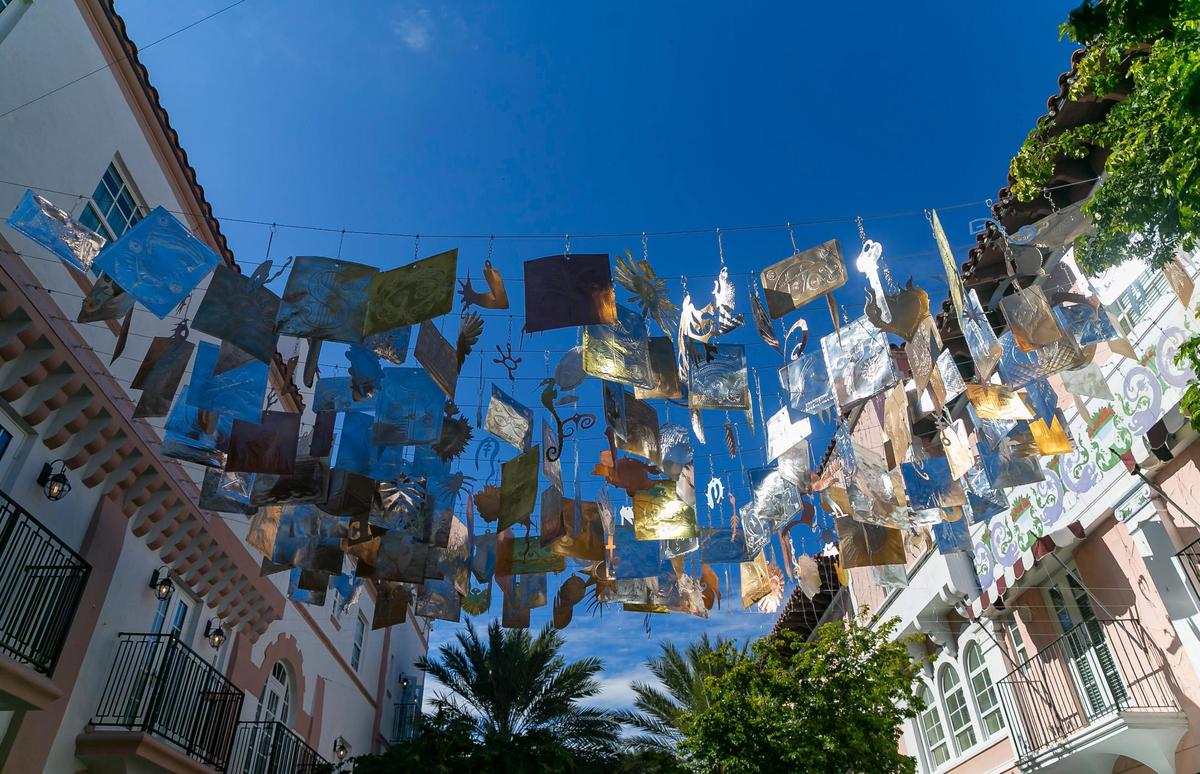 La instalación artística ¡Milagros! de Carlos Betancourt se exhibe cerca de Española Way y Drexel Avenue en Miami Beach, Florida, el martes 30 de noviembre de 2021.