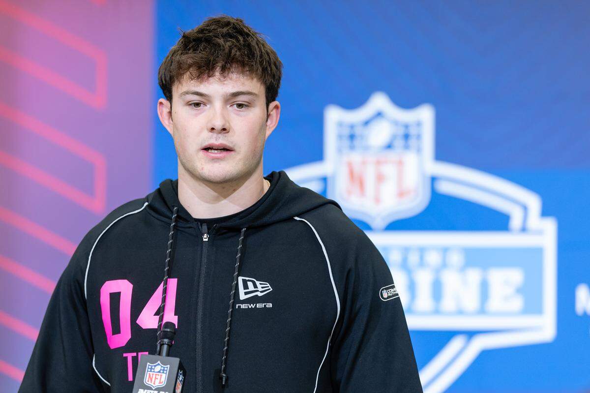 INDIANAPOLIS, INDIANA - FEBRUARY 26: Oscar Delp of the Georgia Bulldogs speaks to the media during the 2026 NFL Draft Combine at the Indiana Convention Center on February 26, 2026 in Indianapolis, Indiana. (Photo by Michael Hickey/Getty Images)