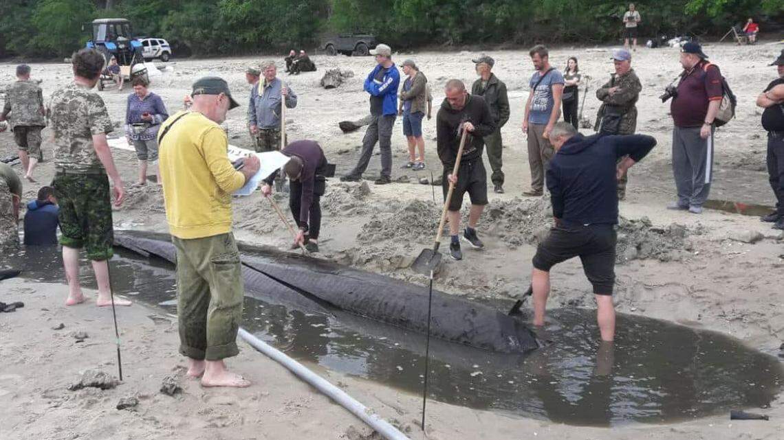 An ancient shiprweck and other artifacts reemerged from the Dnieper River after the Kakhovka Dam collapsed, photos show.