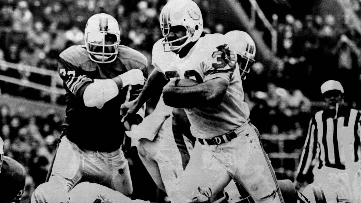 Larry Csonka finds running room on a day that 254 of the Dolphins’ 327 total yards came on the ground.