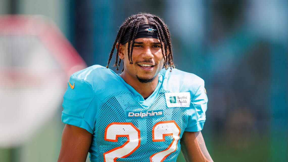 Dolphins re-sign defensive back, special teams ace Elijah Campbell