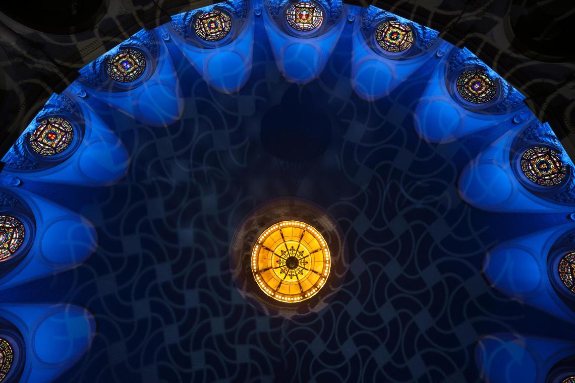 La histórica iglesia y el candelabro se iluminaron con luces de colores durante los preparativos para la reapertura después de aproximadamente $20 millones en renovaciones, el jueves 5 de diciembre de 2024.