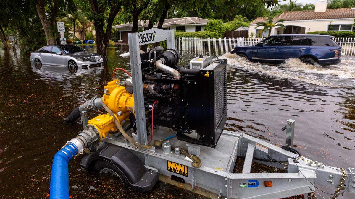 Una bomba de Miami-Dade trabajando para mover el agua de la calle después de fuertes lluvias el jueves 13 de junio de 2024 en Miami Shores, la Florida.