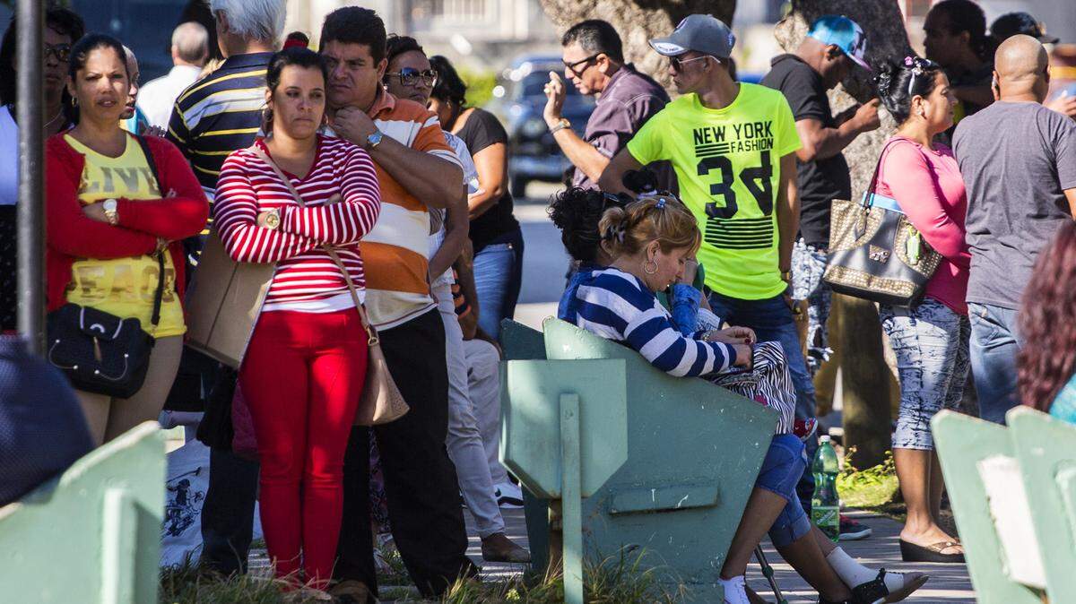 People wait for visas outside the United States embassy in Havana, Cuba, in November 2016. 
Currently, to complete the process of renewal of a tourist visa, Cubans must travel to a third country.