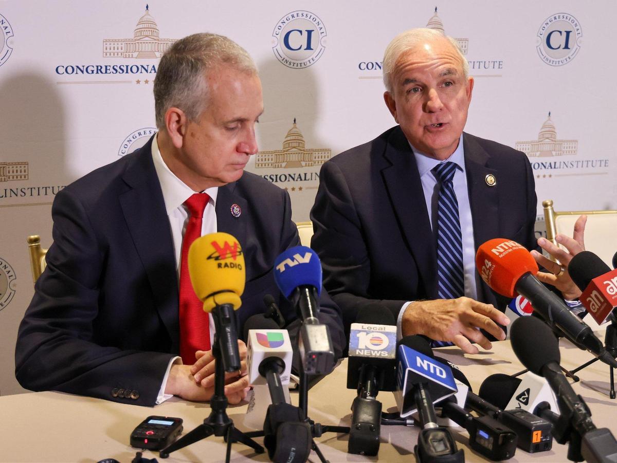 El congresista Carlos Giménez, a la derecha, con el también congresista Mario Díaz-Balart.