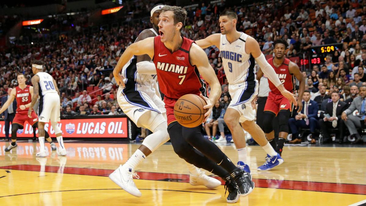 El escolta del Heat Goran Dragic (7) conduce marcado por el armador del Magic Markelle Fultz (20) y el centro Nikola Vucevic (9) en un partido de la temporada en el AmericanAirlines Arena el miércoles 4 de marzo de 2020.