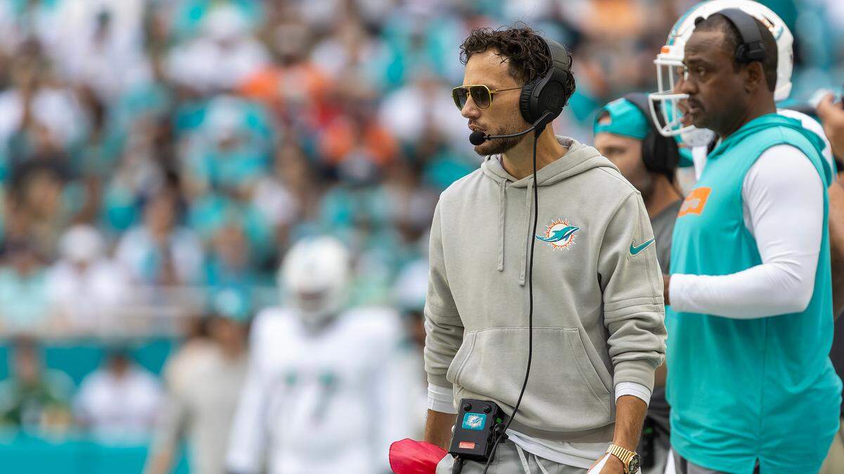 El entrenador de Dolphins, Mike McDaniel, mira desde la banda el partido ante los Jets de Nueva York, celebrado el 8 de diciembre de 2024 en el Hard Rock Stadium en Miami Gardens, Florida.