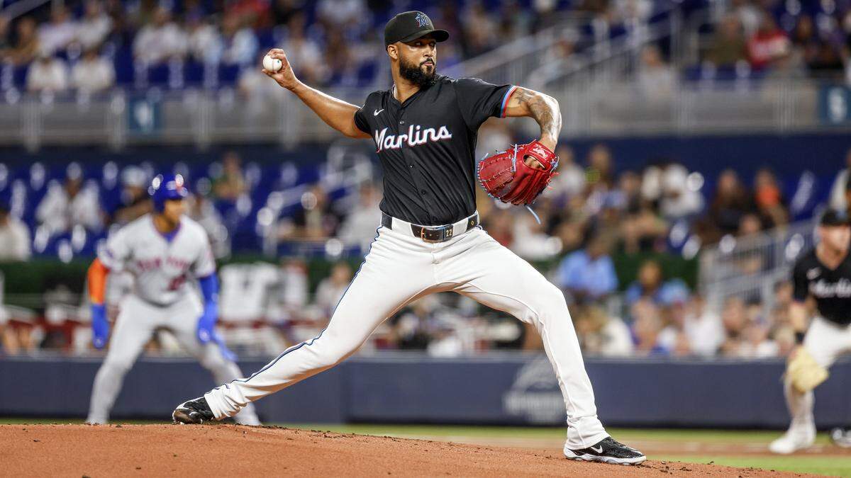 Miami Marlins pitcher Sandy Alcantara (22) pitches in the first inning during the MLB game against the New York Mets at loanDepot Park in Miami, Florida, on Friday, September 26, 2025.