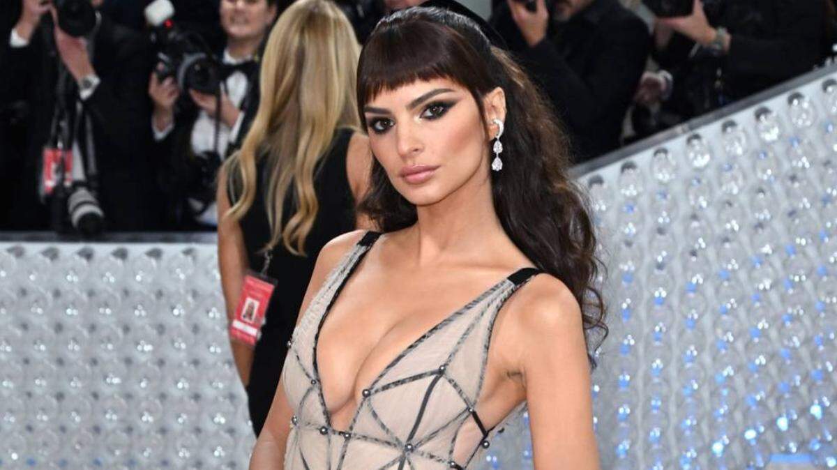 5/2/2023 - Emily Ratajkowski arriving at The Met Gala 2023 at The Metropolitan Museum of Art, New York. This year’s theme is Karl Lagerfeld A Line of Beauty. Credit: Doug Peters/EMPICS (Photo by Doug Peters/PA Images/Alamy Images/Sipa USA) *** US Rights Only ***