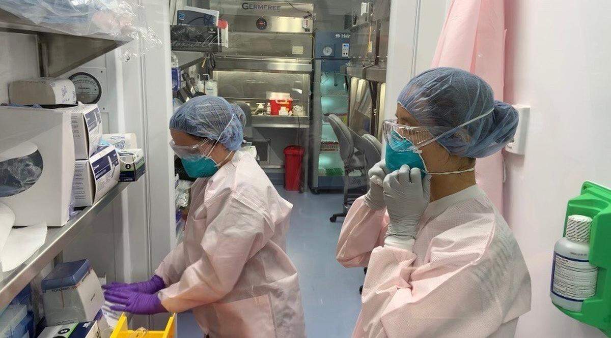 Dos técnicas de laboratorio se preparan para comenzar el proceso de análisis de muestras de COVID-19 en el campus del Miami Cancer Institute. (Foto proporcionada por Baptist Health South Florida).